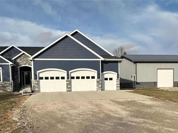 3917 Pikeview Drive, Center Point, IA 52213