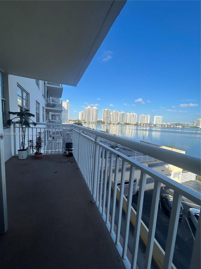 251 174th St, Unit 418, Sunny Isles Beach, FL 33160 Photo