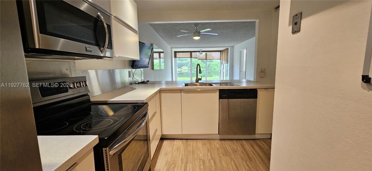 9450 Poinciana Pl, Unit 103, Davie, FL 33324 Photo