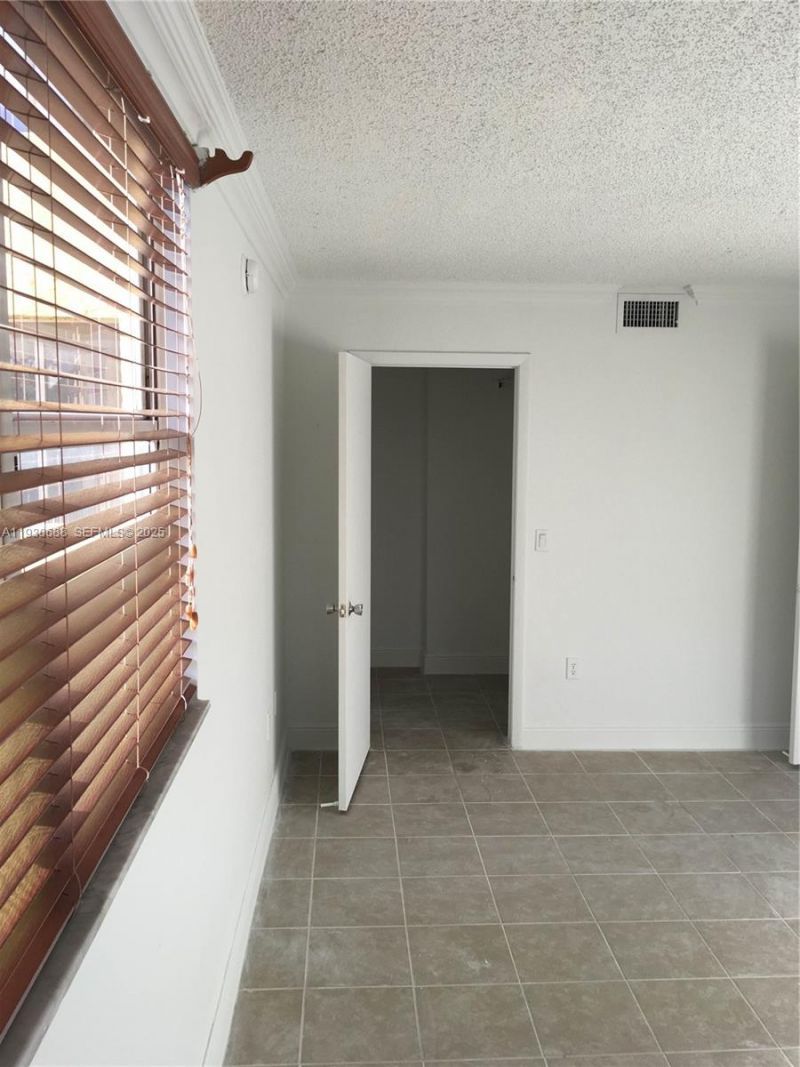 8255 Lake Dr , Unit 206, Doral, FL 33166 Photo