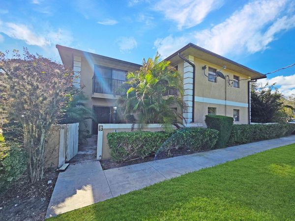 1482 N Lawnwood Circle, Unit 30-D, Fort Pierce, FL 34950