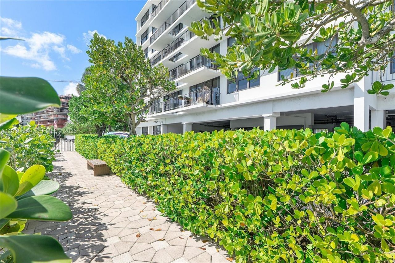 10101 E Bay Harbor Dr, Unit 206, Bay Harbor Islands, FL 33154 Photo