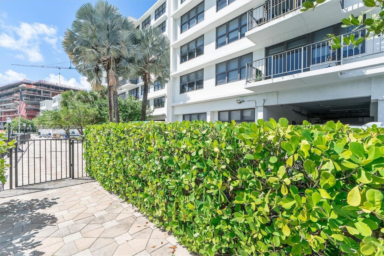 10101 E Bay Harbor Dr, Unit 206, Bay Harbor Islands, FL 33154 Photo