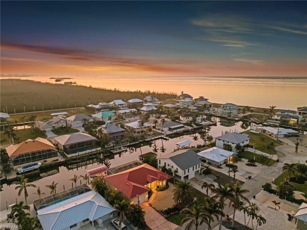 2372 Sapodilla Ln, Saint James City, FL 33956 Photo