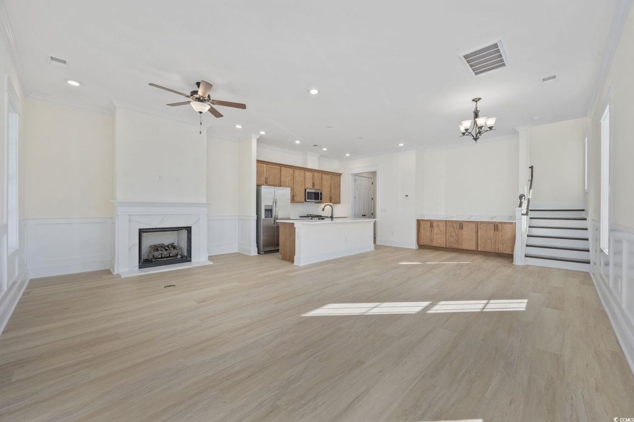 976 Farrow Pkwy. Photo 4