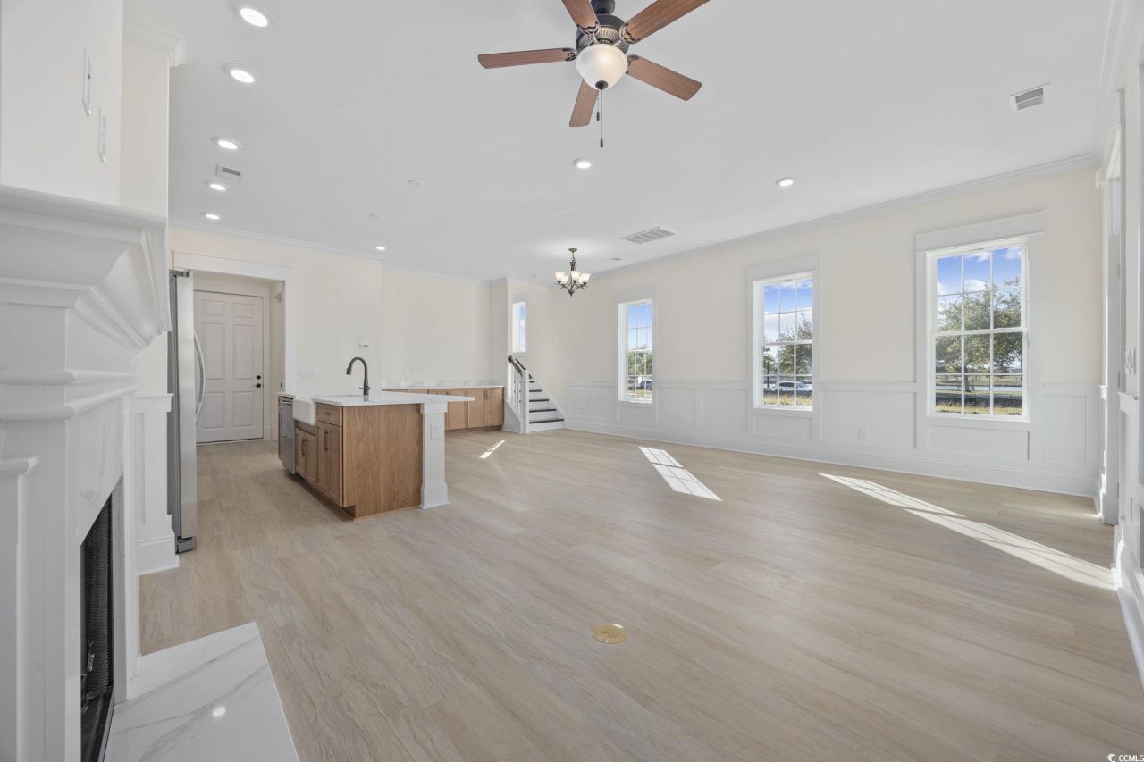 976 Farrow Pkwy. Photo 5