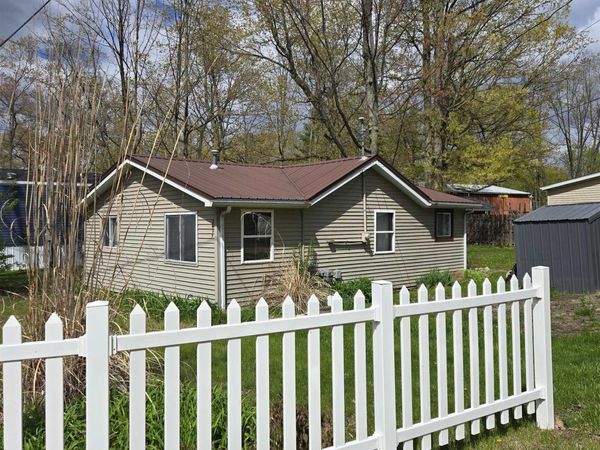 2695 Ovid Street, Crystal, MI 48818