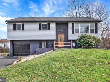 11 DOGWOOD LANE, MANCHESTER, PA 17345