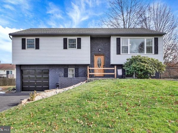 11 DOGWOOD LANE, MANCHESTER, PA 17345