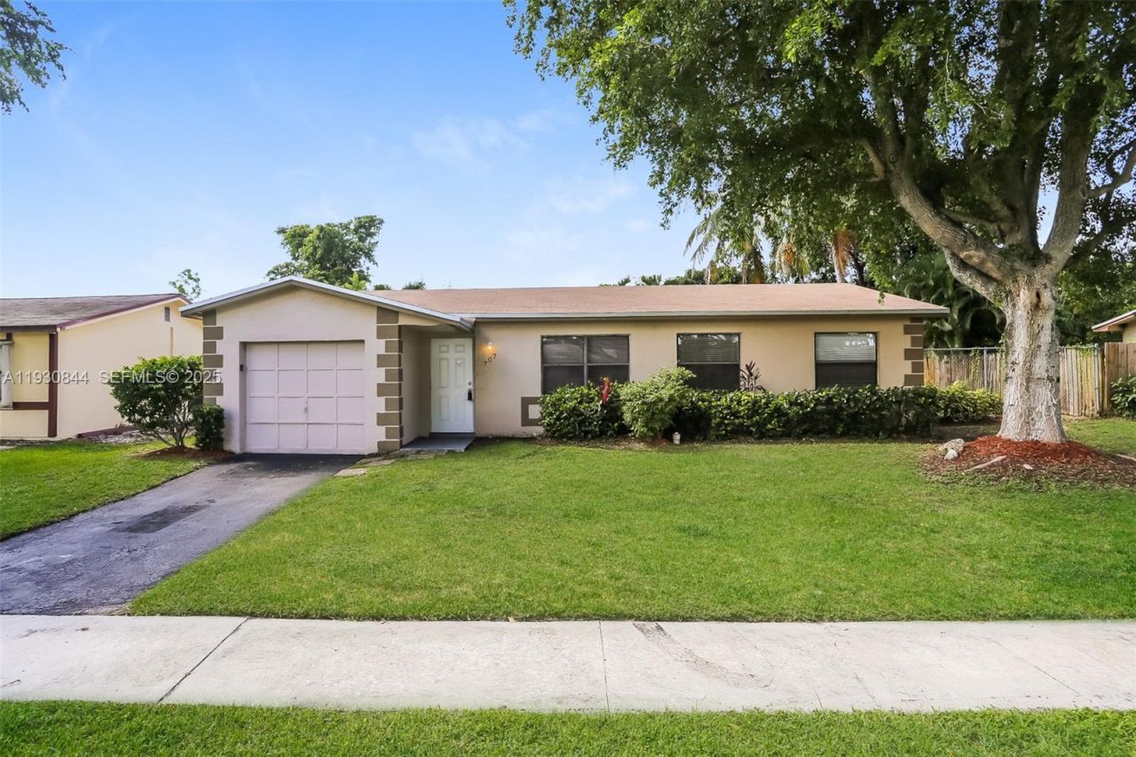 707 SW 74th Ave, North Lauderdale, FL 33068 Main Photo