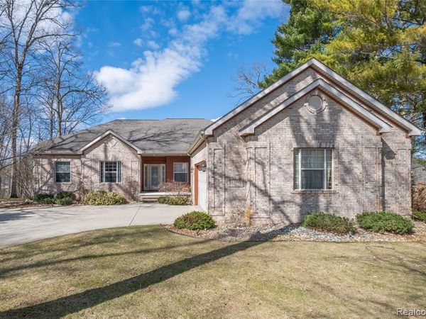 4204 Pavilion Court, Fenton, MI 48430