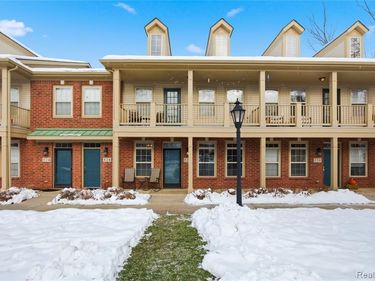 526 Red Oak Court, Walled Lake, MI 48390