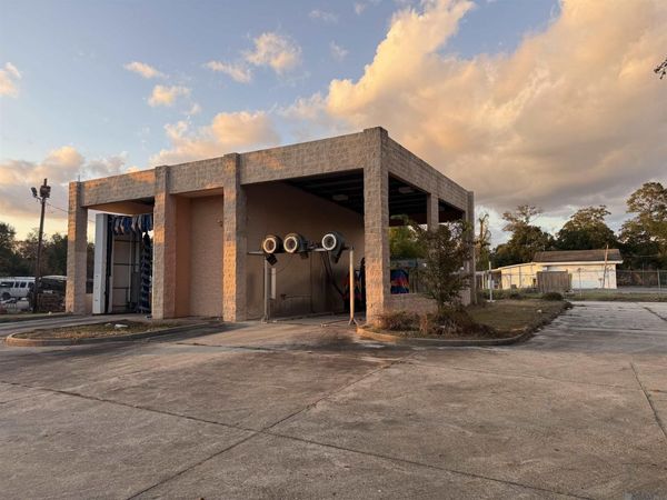 611 N Foster Dr, Baton Rouge, LA 70806