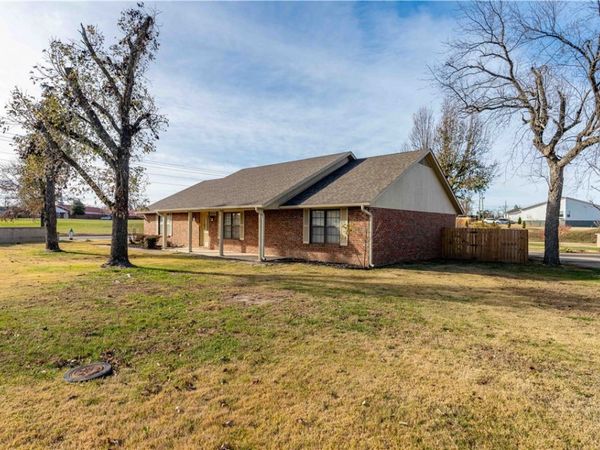 850 S Chateau Drive, Rogers, AR 72758