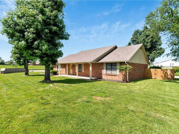 850 S Chateau Drive, Rogers, AR 72758