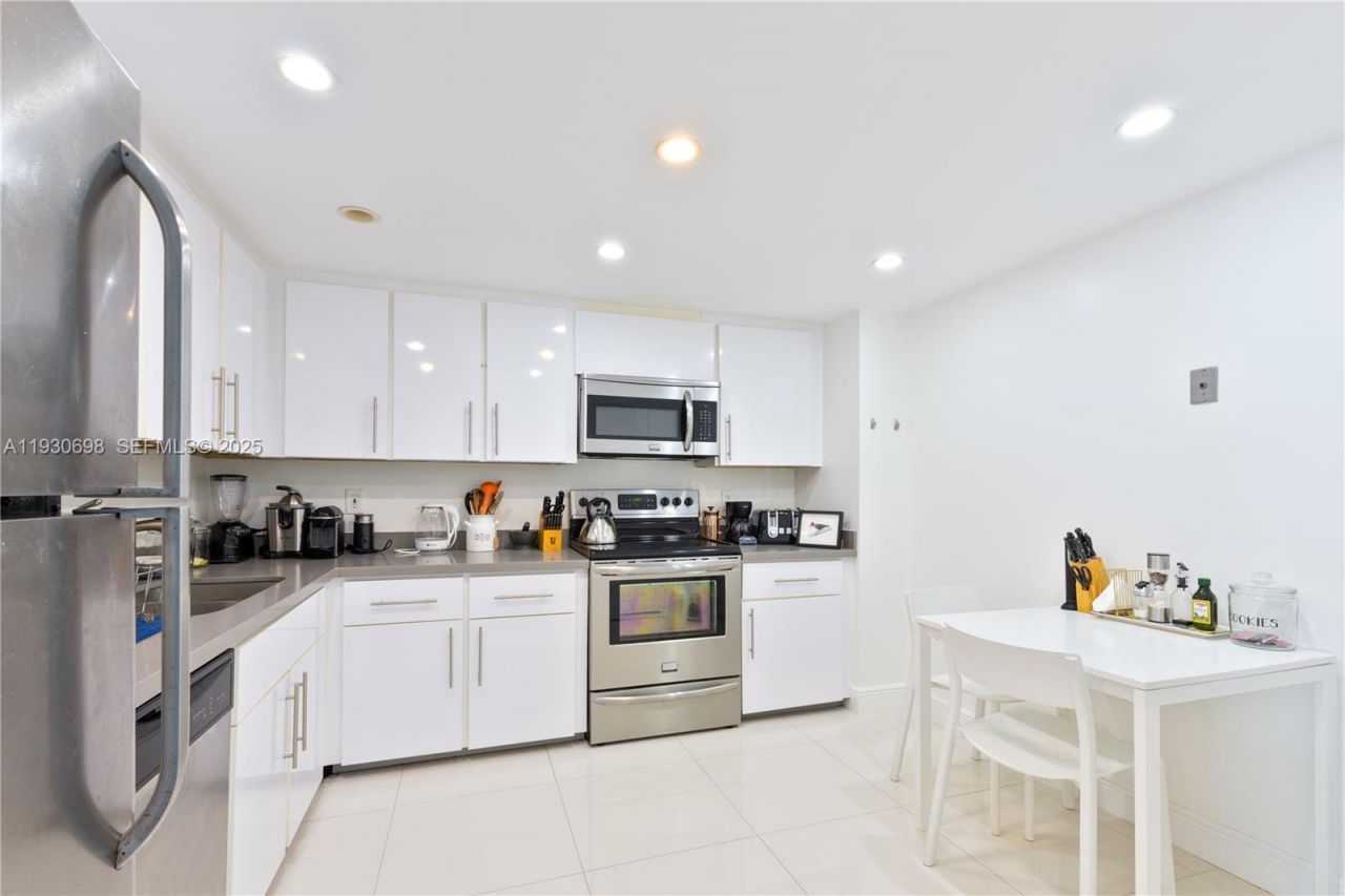 9801 Collins Ave , Unit 20V, Bal Harbour, FL 33154 Photo