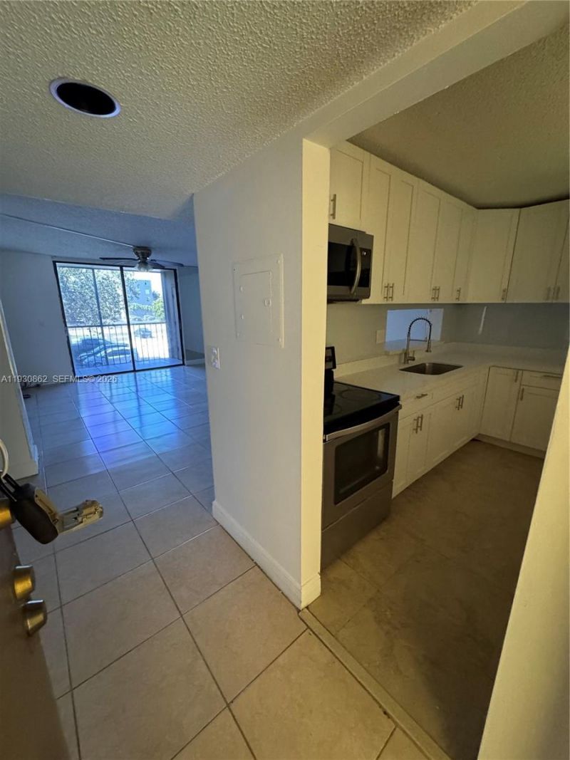 8635 NW 8th St, Unit 210, Miami, FL 33126 Photo