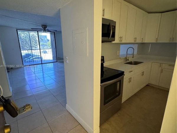 8635 NW 8th St, Unit 210, Miami, FL 33126
