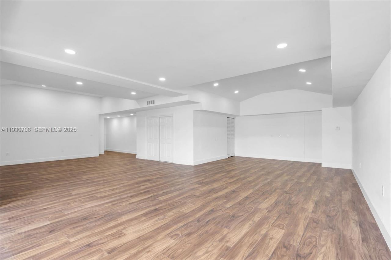 8930 SW 40th St , Miami, FL 33165 Photo