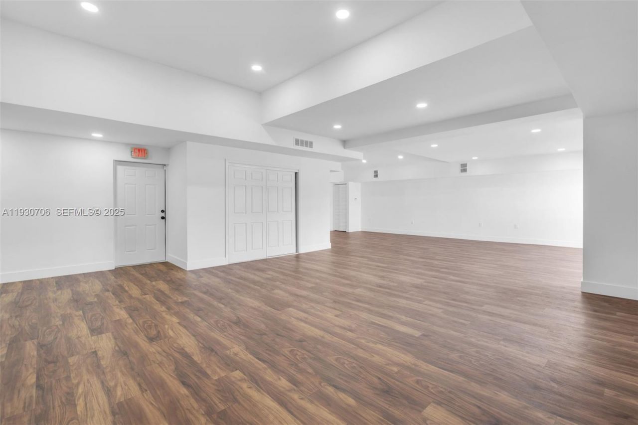 8930 SW 40th St , Miami, FL 33165 Photo