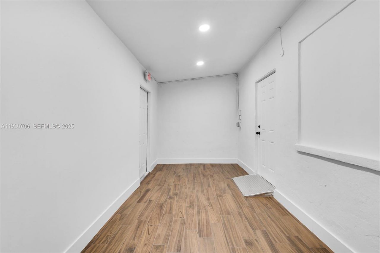 8930 SW 40th St , Miami, FL 33165 Photo