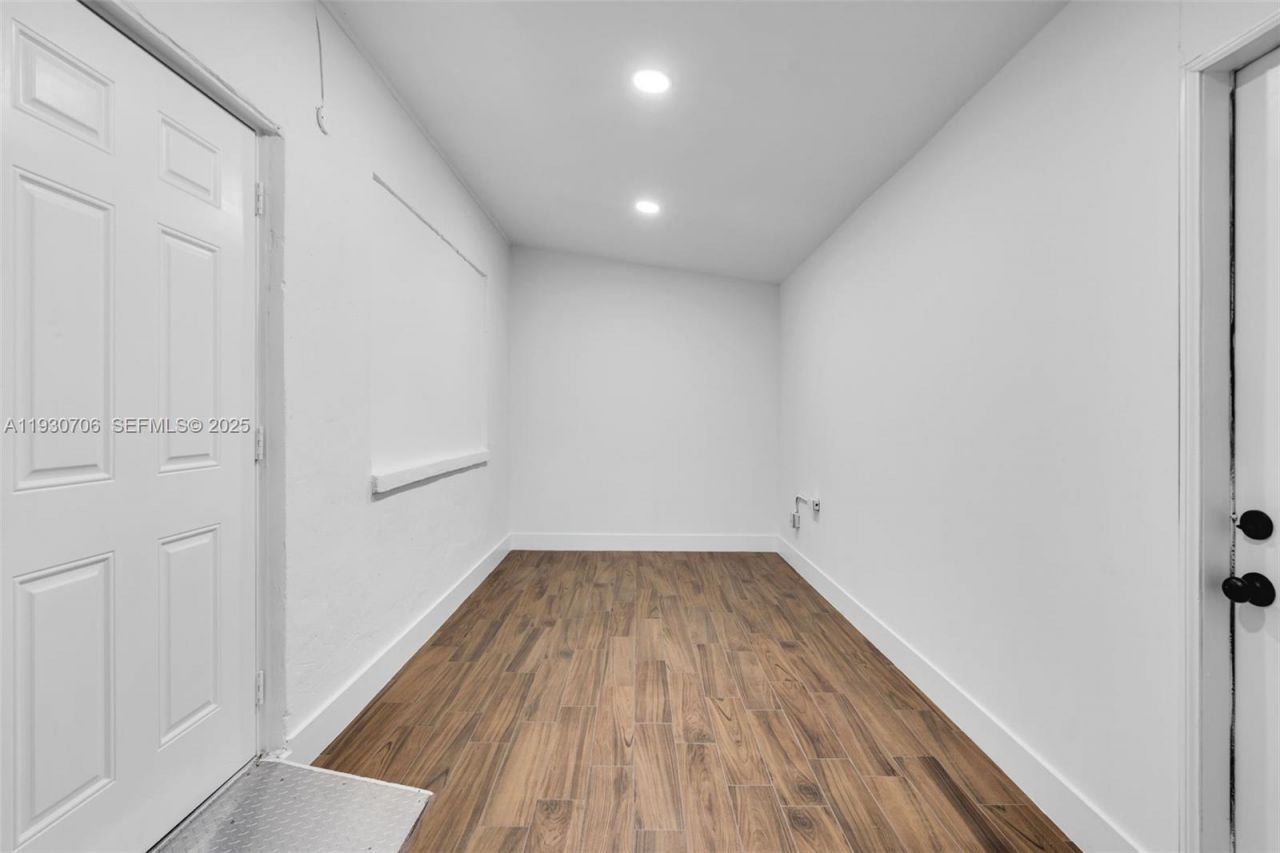 8930 SW 40th St , Miami, FL 33165 Photo