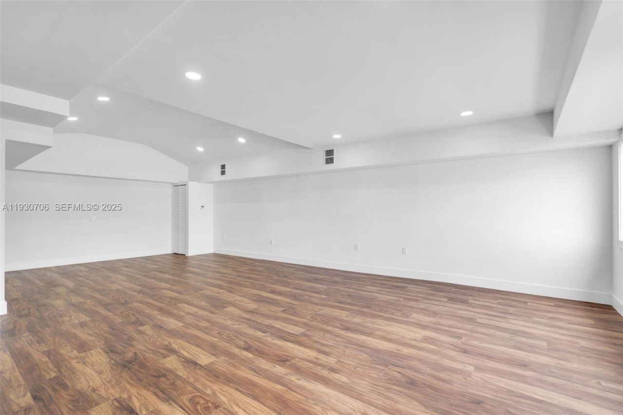 8930 SW 40th St , Miami, FL 33165 Photo