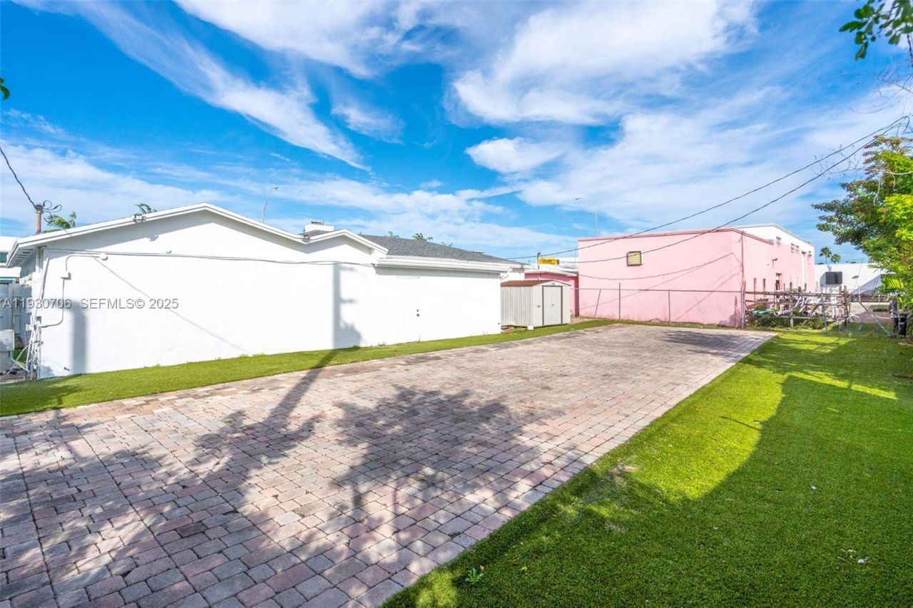 8930 SW 40th St , Miami, FL 33165 Photo