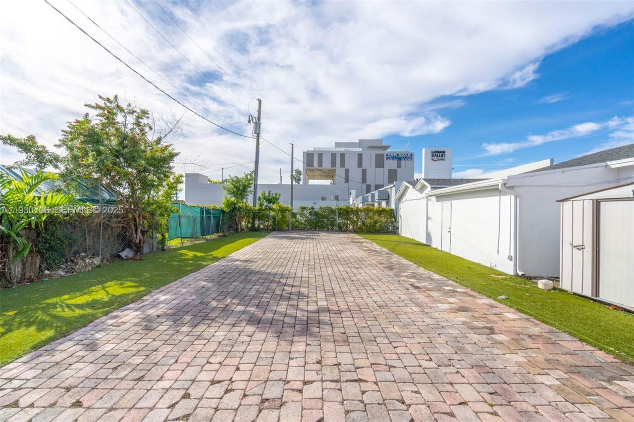 8930 SW 40th St , Miami, FL 33165 Photo