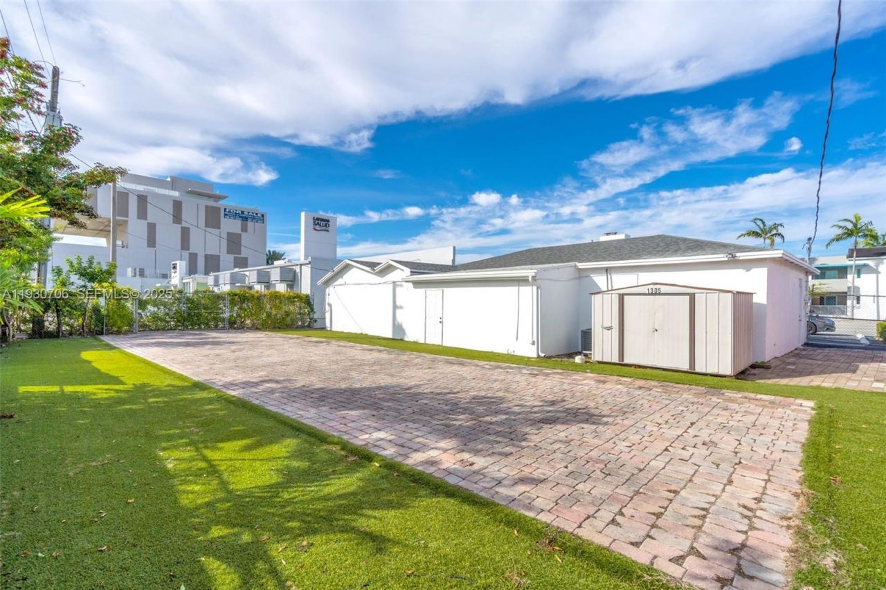 8930 SW 40th St , Miami, FL 33165 Photo