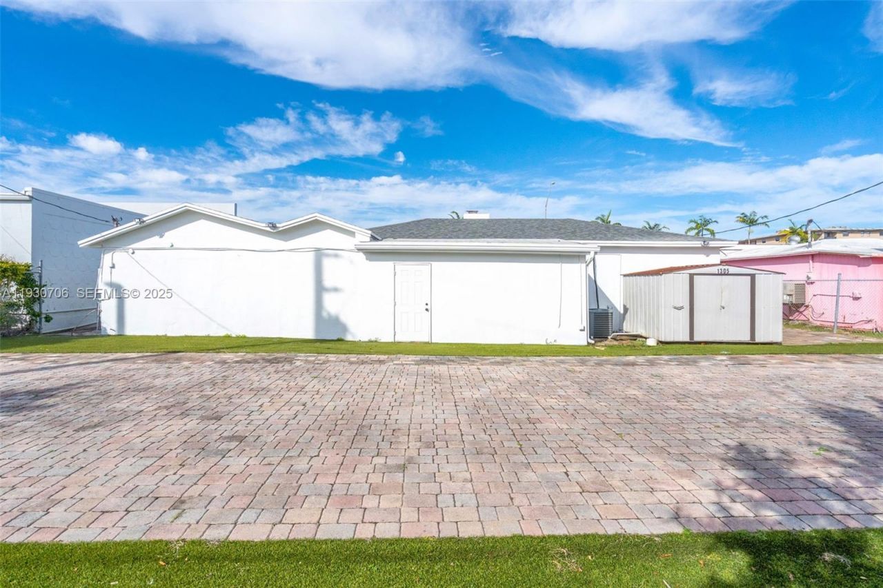 8930 SW 40th St , Miami, FL 33165 Photo