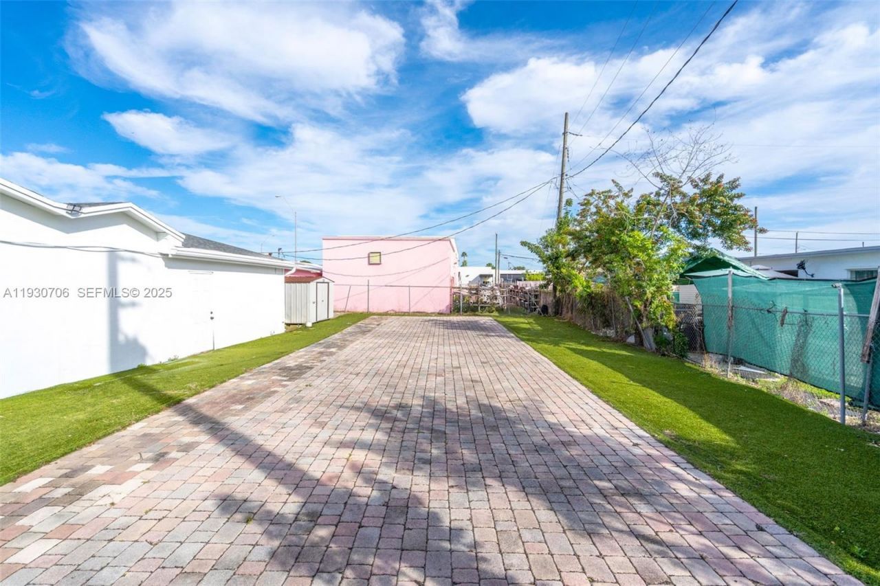 8930 SW 40th St , Miami, FL 33165 Photo