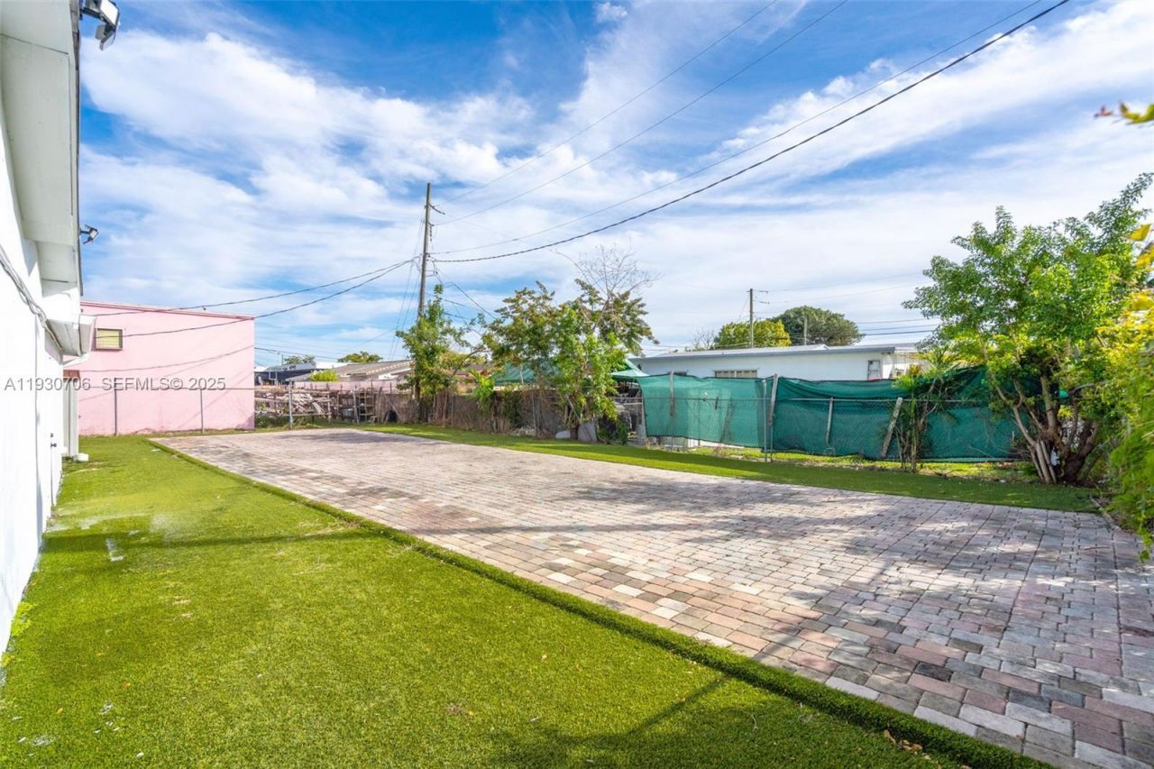 8930 SW 40th St , Miami, FL 33165 Photo