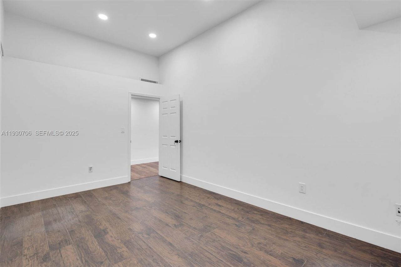 8930 SW 40th St , Miami, FL 33165 Photo