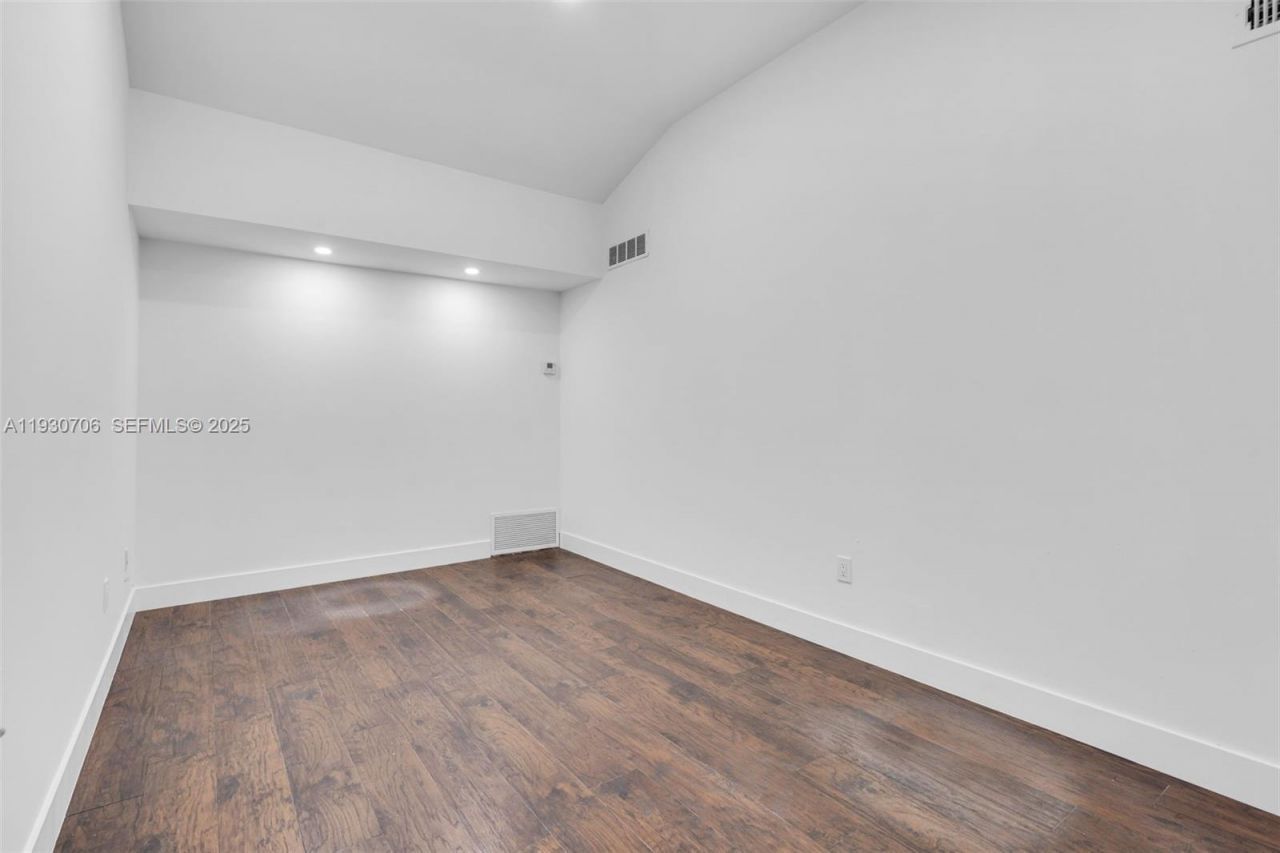 8930 SW 40th St , Miami, FL 33165 Photo