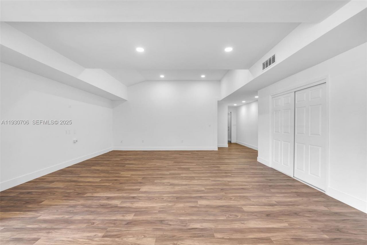 8930 SW 40th St , Miami, FL 33165 Photo