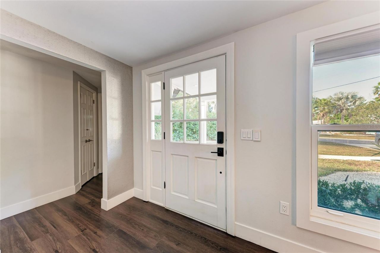 2132 Hyde Park Circle, Sarasota, FL 34239 Photo