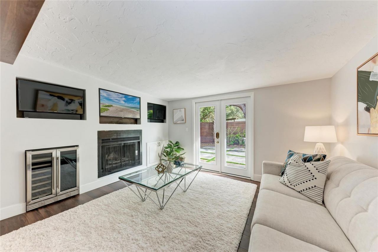 2132 Hyde Park Circle, Sarasota, FL 34239 Photo