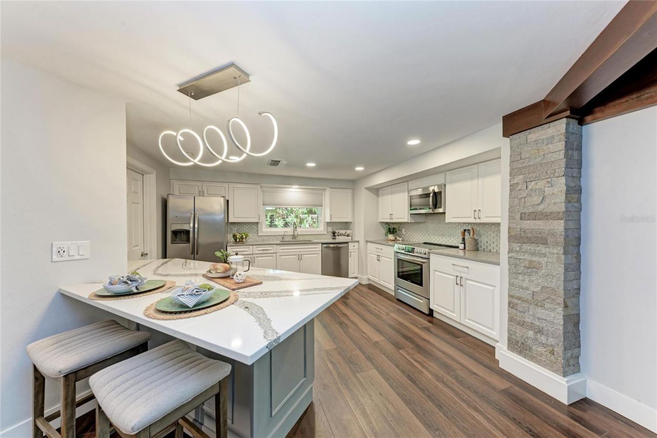 2132 Hyde Park Circle, Sarasota, FL 34239 Photo