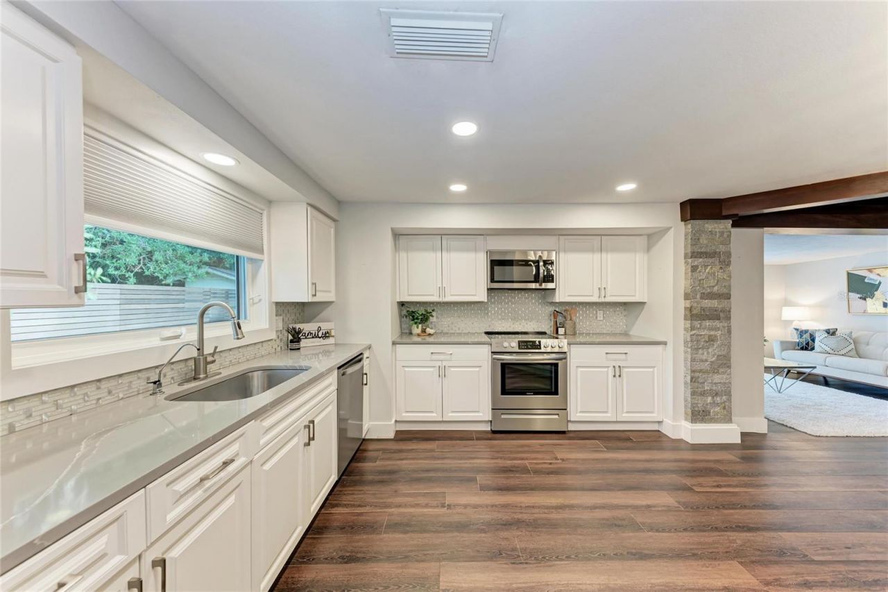 2132 Hyde Park Circle, Sarasota, FL 34239 Photo