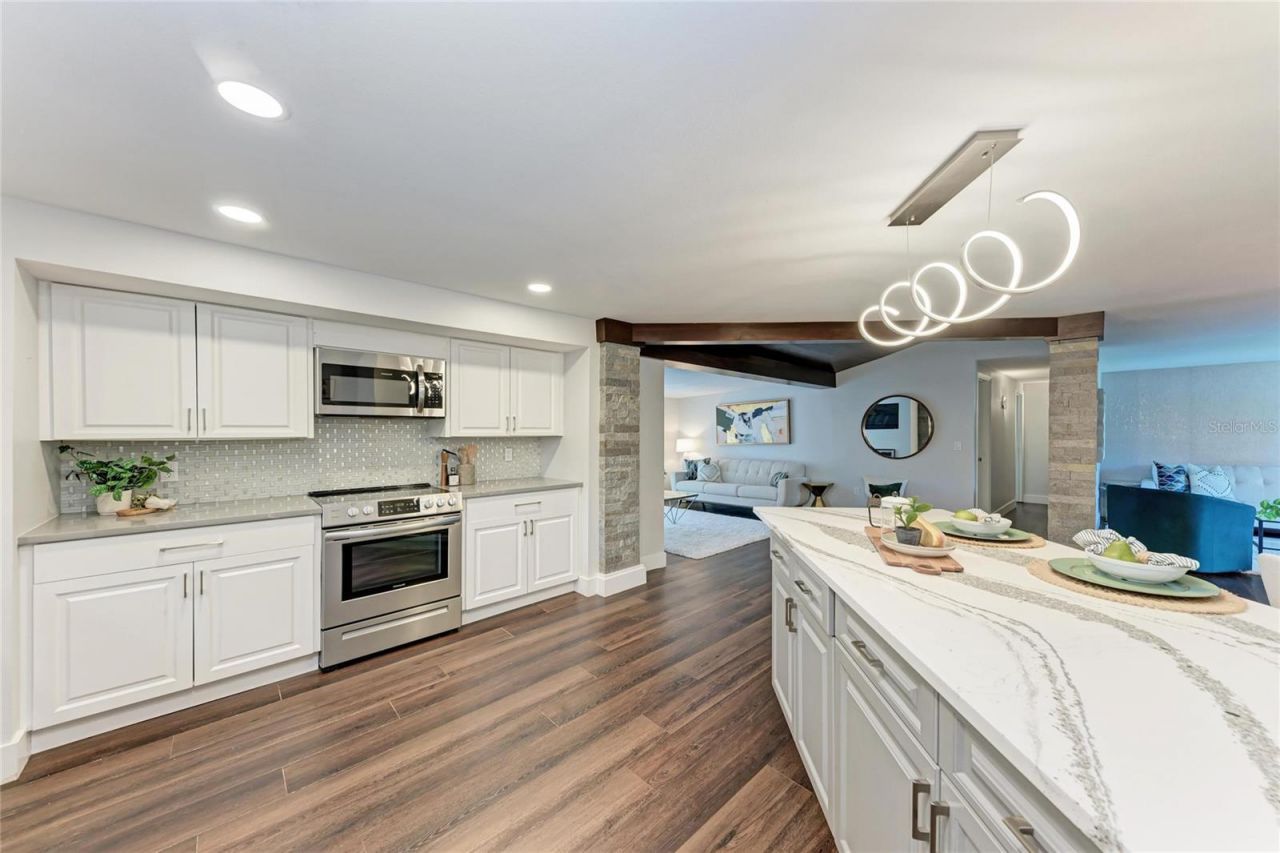 2132 Hyde Park Circle, Sarasota, FL 34239 Photo