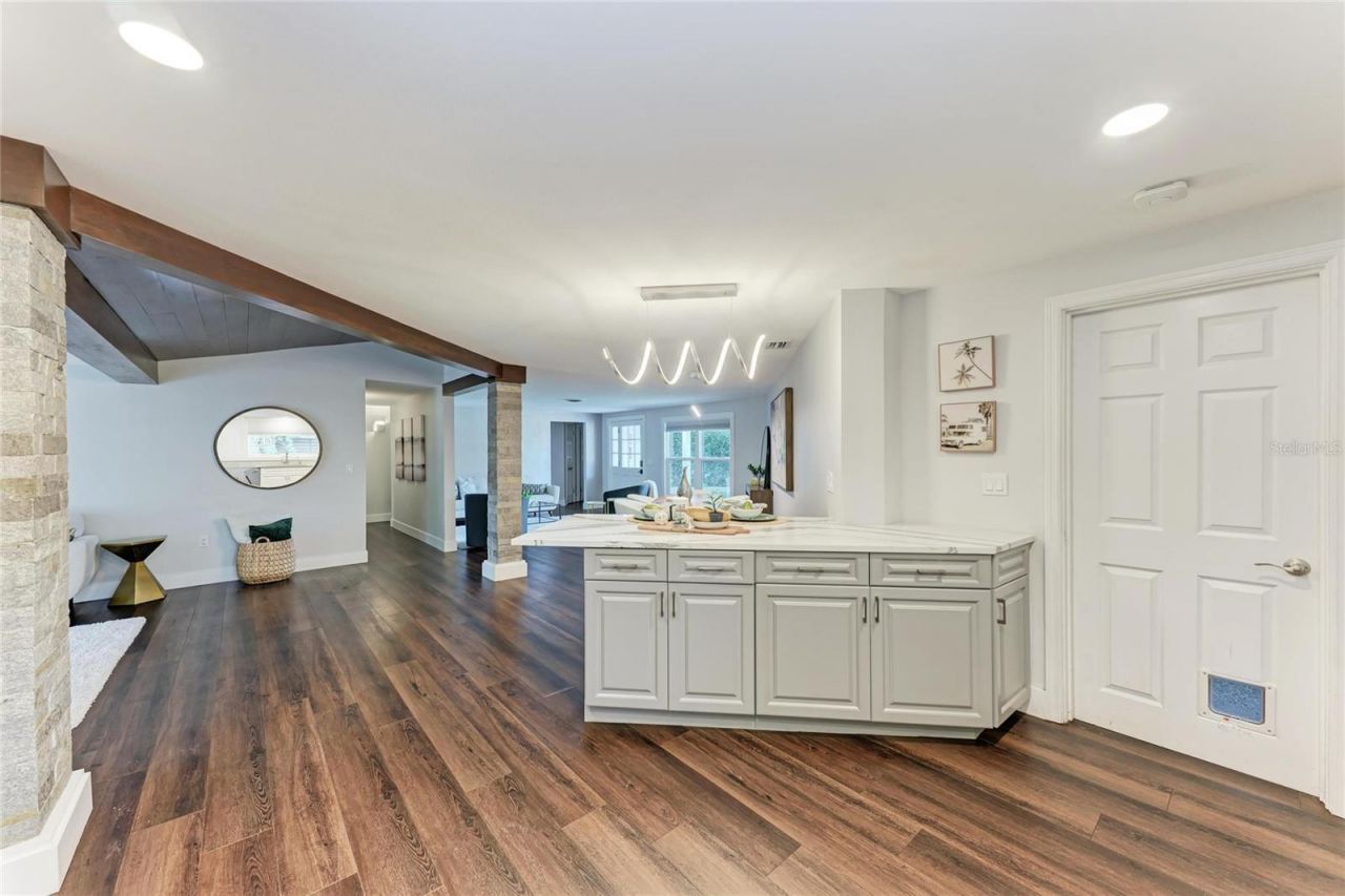 2132 Hyde Park Circle, Sarasota, FL 34239 Photo