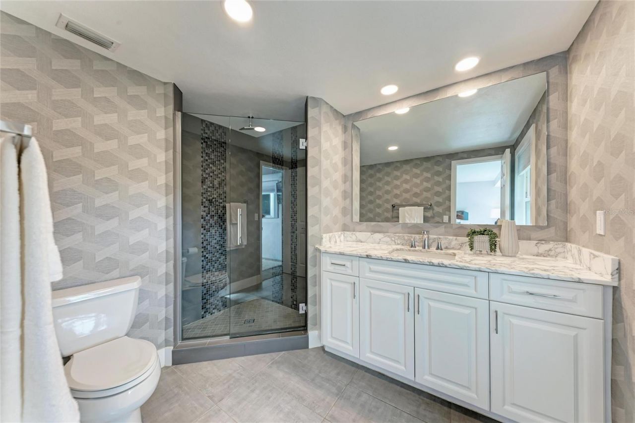 2132 Hyde Park Circle, Sarasota, FL 34239 Photo