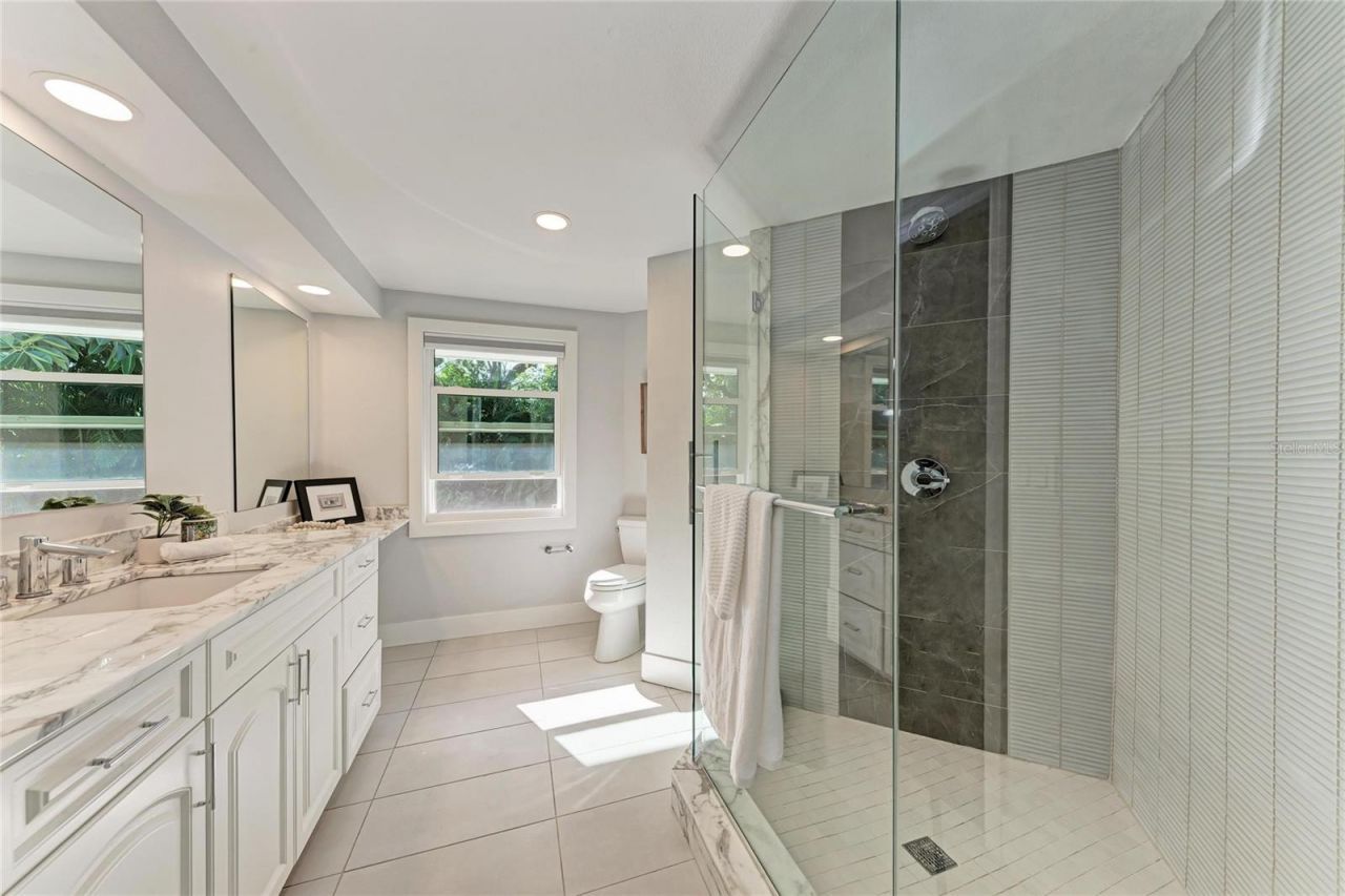 2132 Hyde Park Circle, Sarasota, FL 34239 Photo