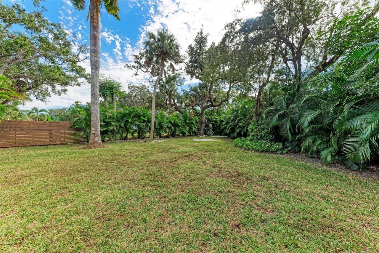 2132 Hyde Park Circle, Sarasota, FL 34239 Photo