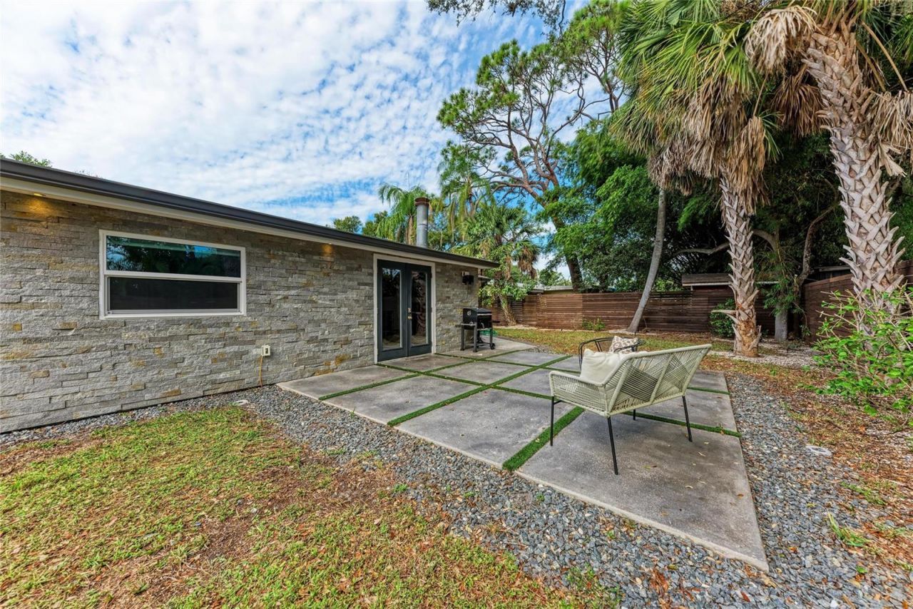 2132 Hyde Park Circle, Sarasota, FL 34239 Photo