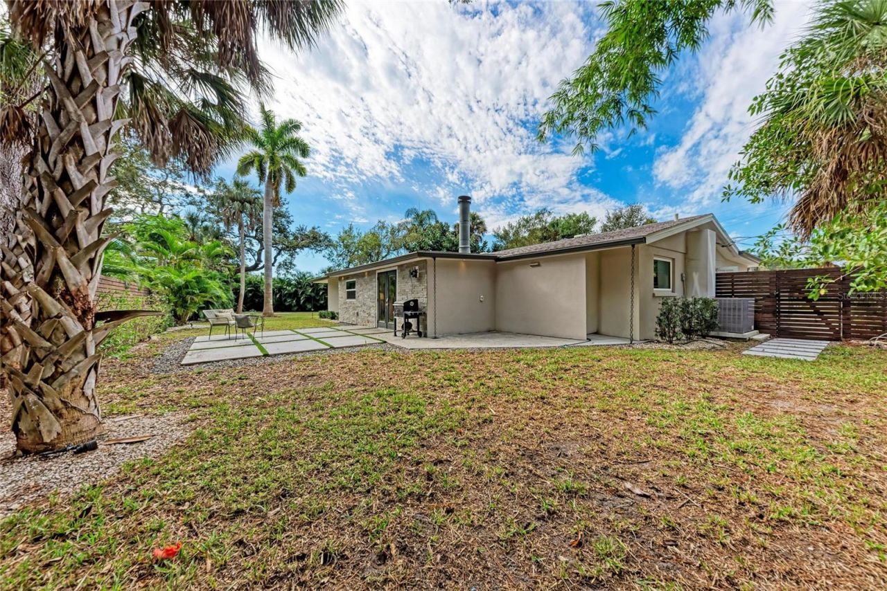 2132 Hyde Park Circle, Sarasota, FL 34239 Photo