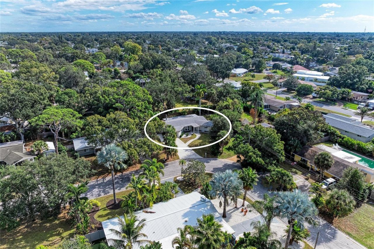 2132 Hyde Park Circle, Sarasota, FL 34239 Photo