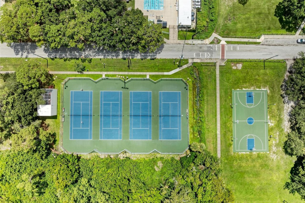 2132 Hyde Park Circle, Sarasota, FL 34239 Photo