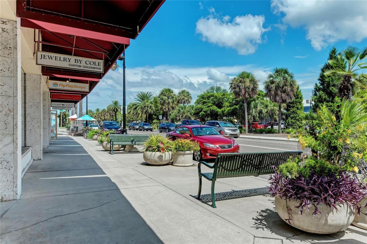 2132 Hyde Park Circle, Sarasota, FL 34239 Photo